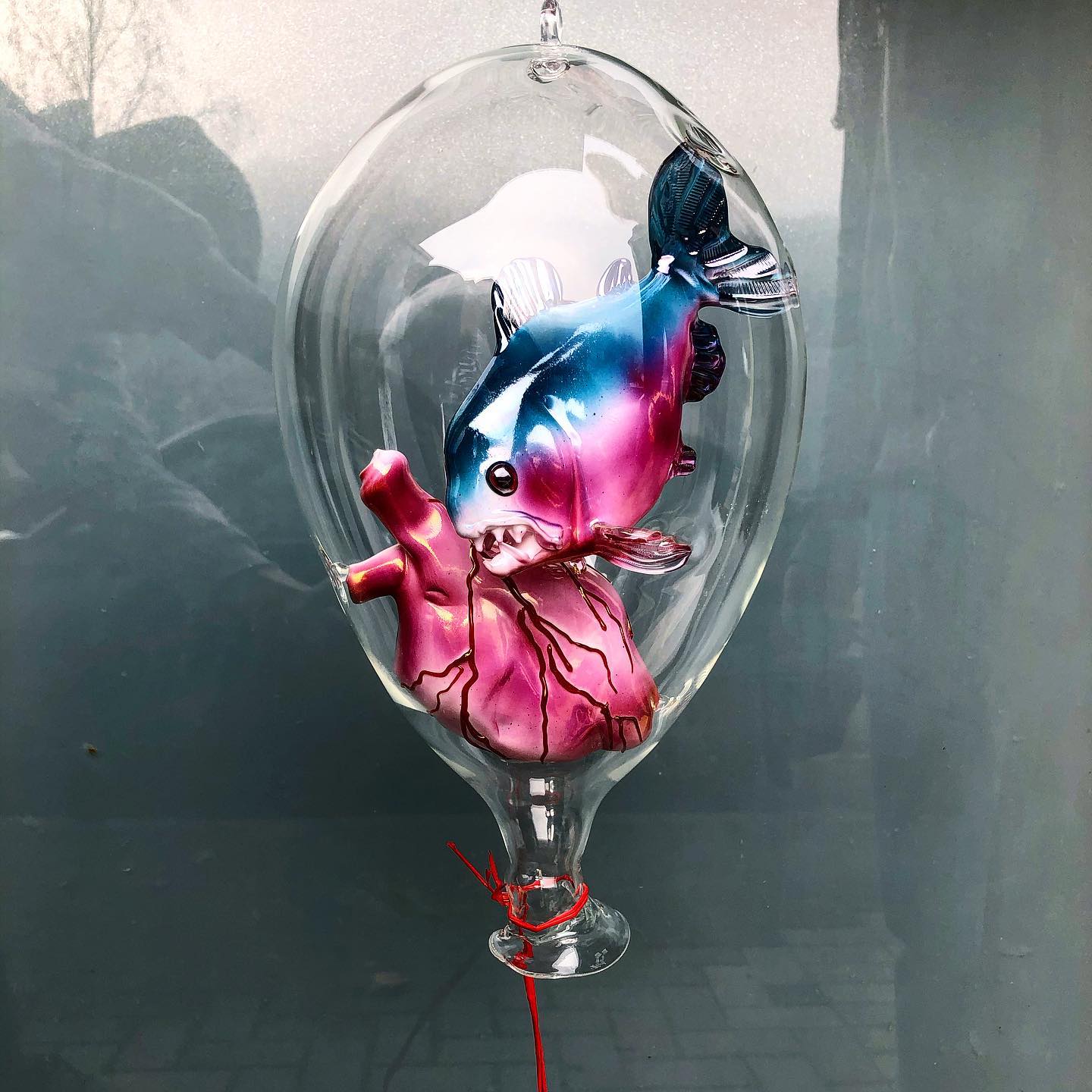 Bunter Glasfisch in einem Luftballon aus Glas